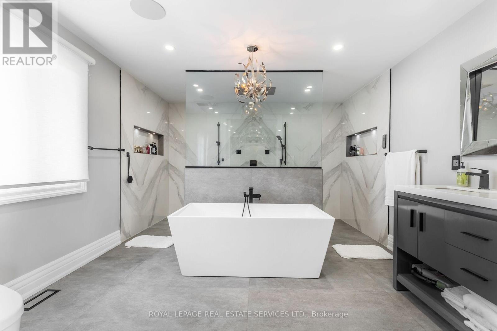 12 Julian Drive, Brampton, Ontario  L6P 0L2 - Photo 19 - W12652716