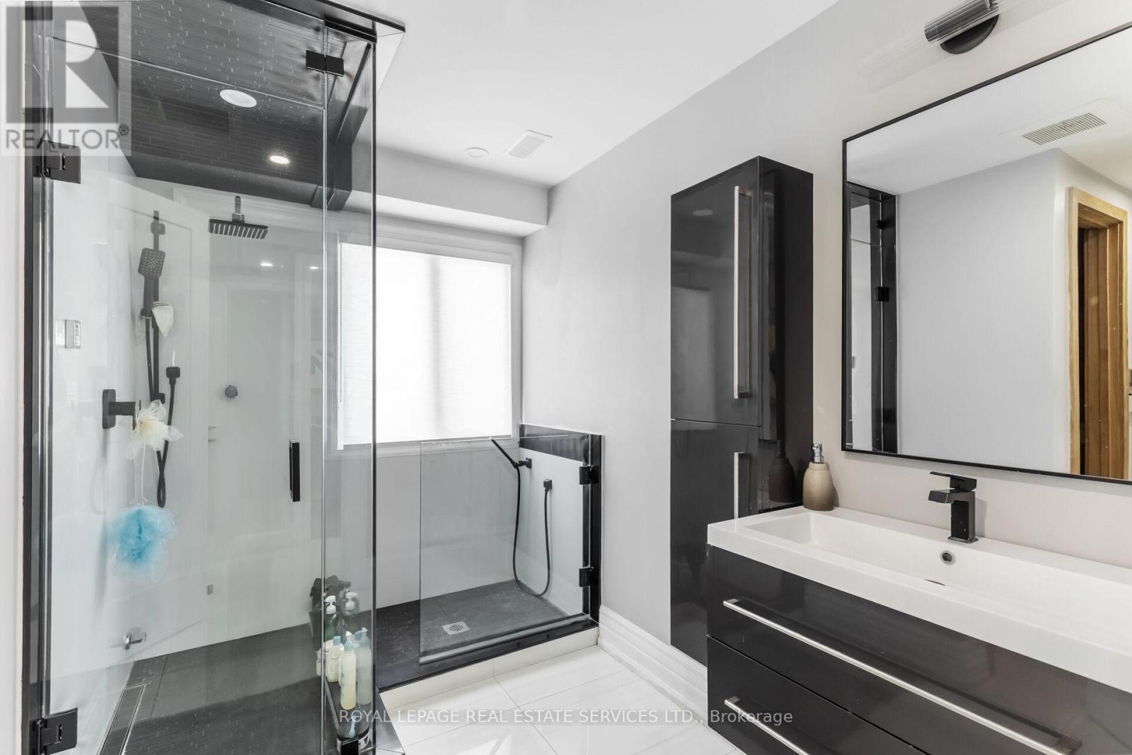 12 Julian Drive, Brampton, Ontario  L6P 0L2 - Photo 34 - W12652716