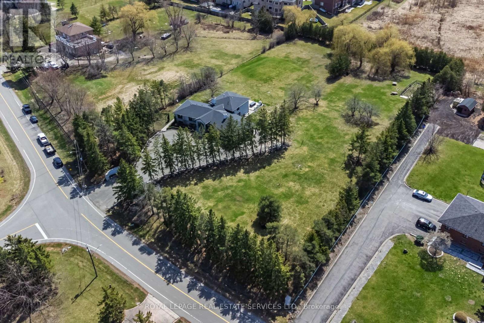 12 Julian Drive, Brampton, Ontario  L6P 0L2 - Photo 47 - W12652716