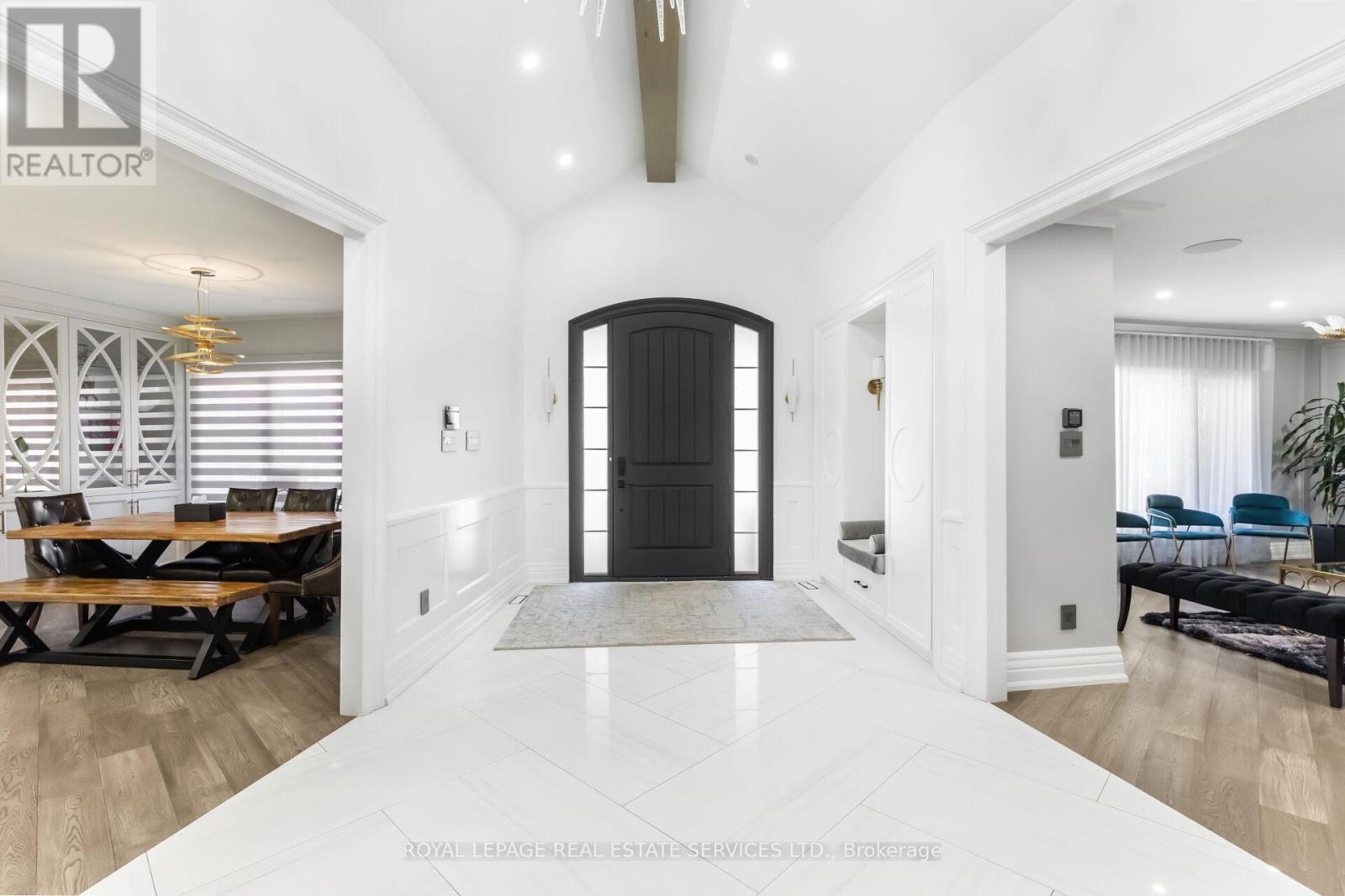 12 Julian Drive, Brampton, Ontario  L6P 0L2 - Photo 5 - W12652716