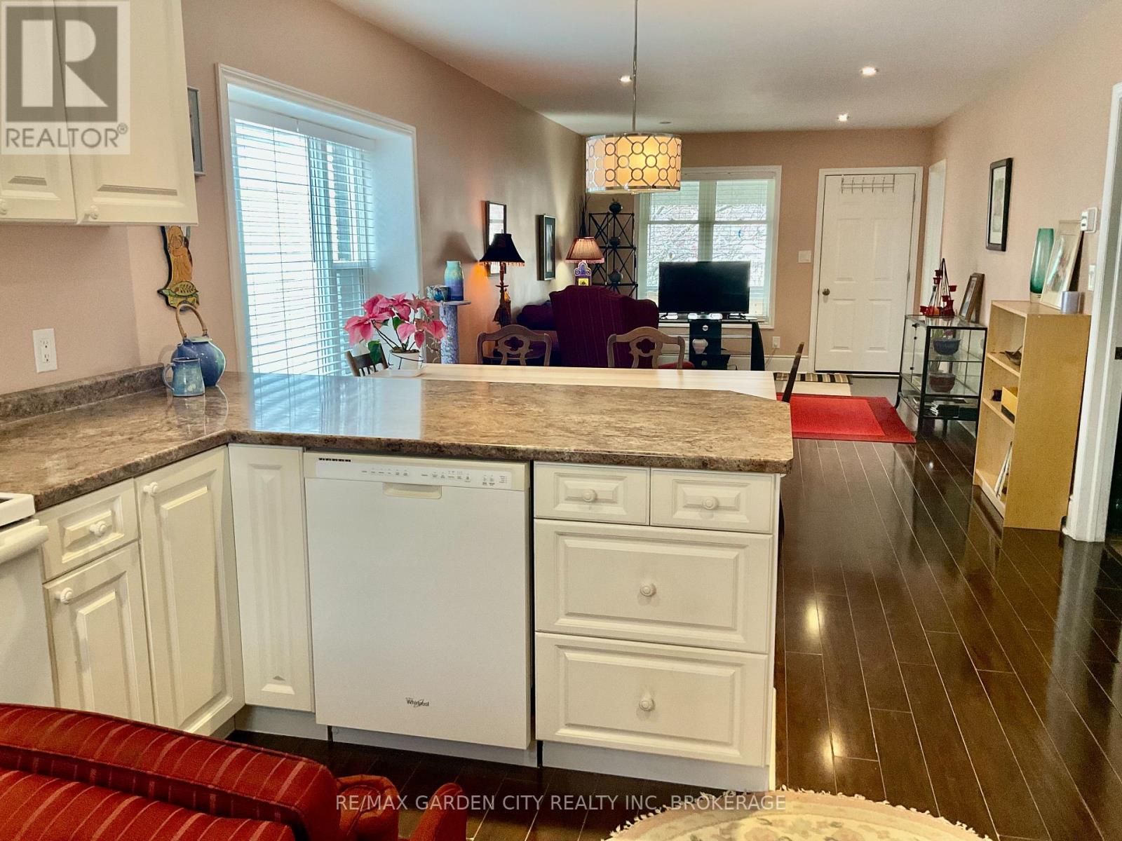 16 Ida Street, St. Catharines, Ontario  L2R 3X4 - Photo 7 - X12485392