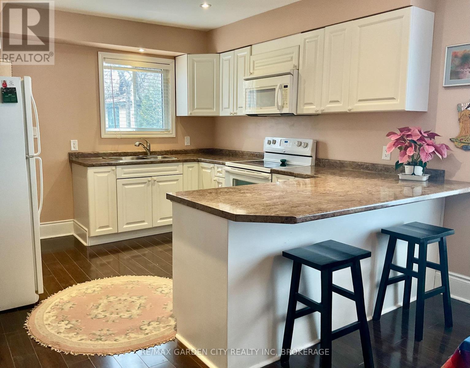 16 Ida Street, St. Catharines, Ontario  L2R 3X4 - Photo 6 - X12485392