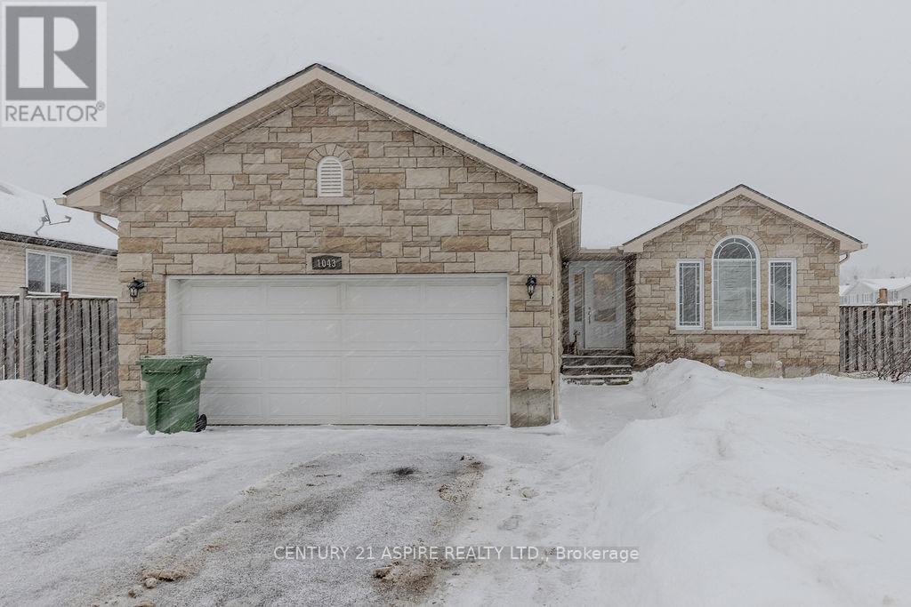 1043 Limestone Trail E, Petawawa, Ontario  K8H 0A5 - Photo 1 - X12652768