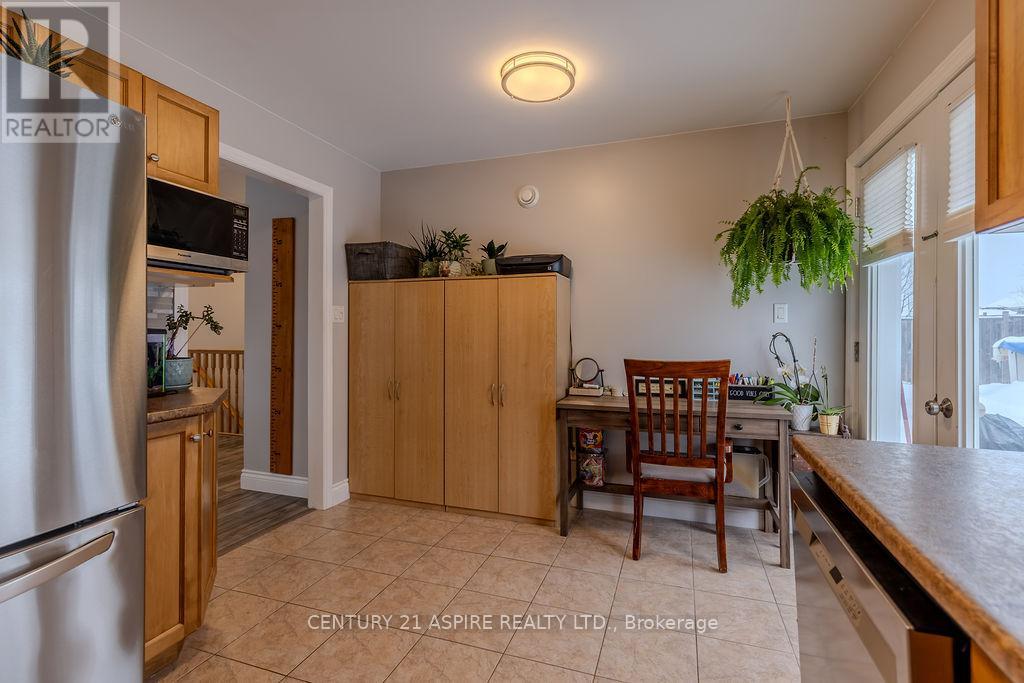 1043 Limestone Trail E, Petawawa, Ontario  K8H 0A5 - Photo 13 - X12652768