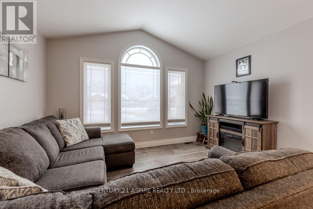 1043 Limestone Trail E, Petawawa, Ontario  K8H 0A5 - Photo 6 - X12652768