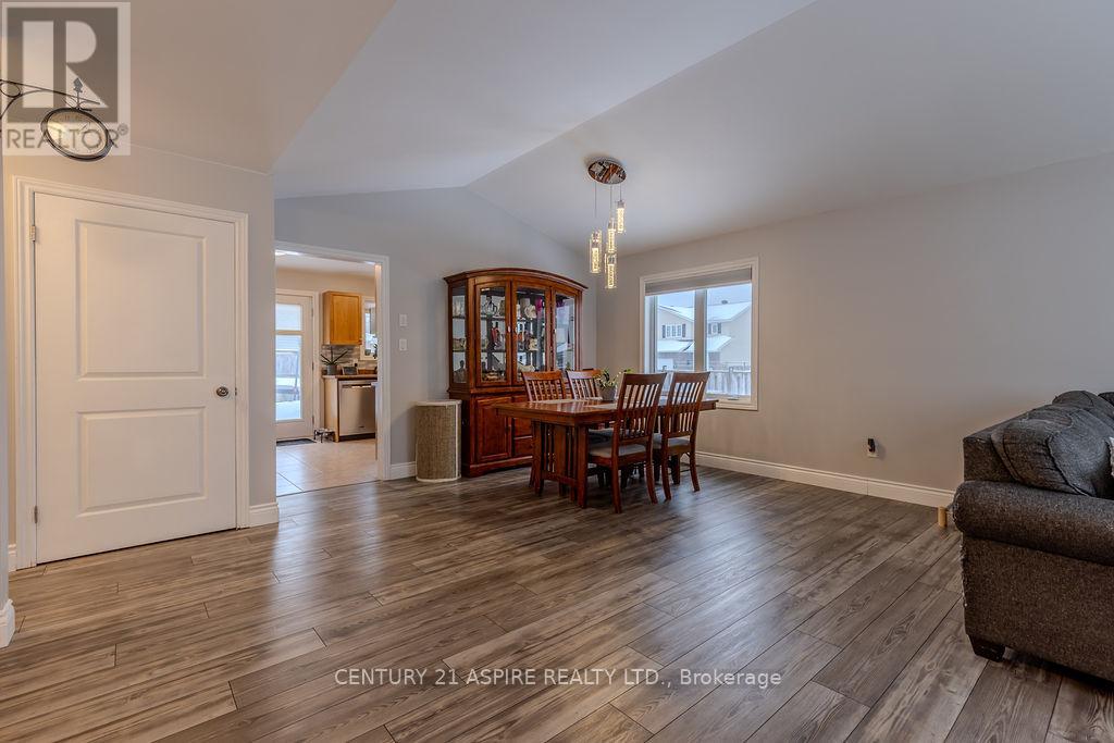 1043 Limestone Trail E, Petawawa, Ontario  K8H 0A5 - Photo 8 - X12652768