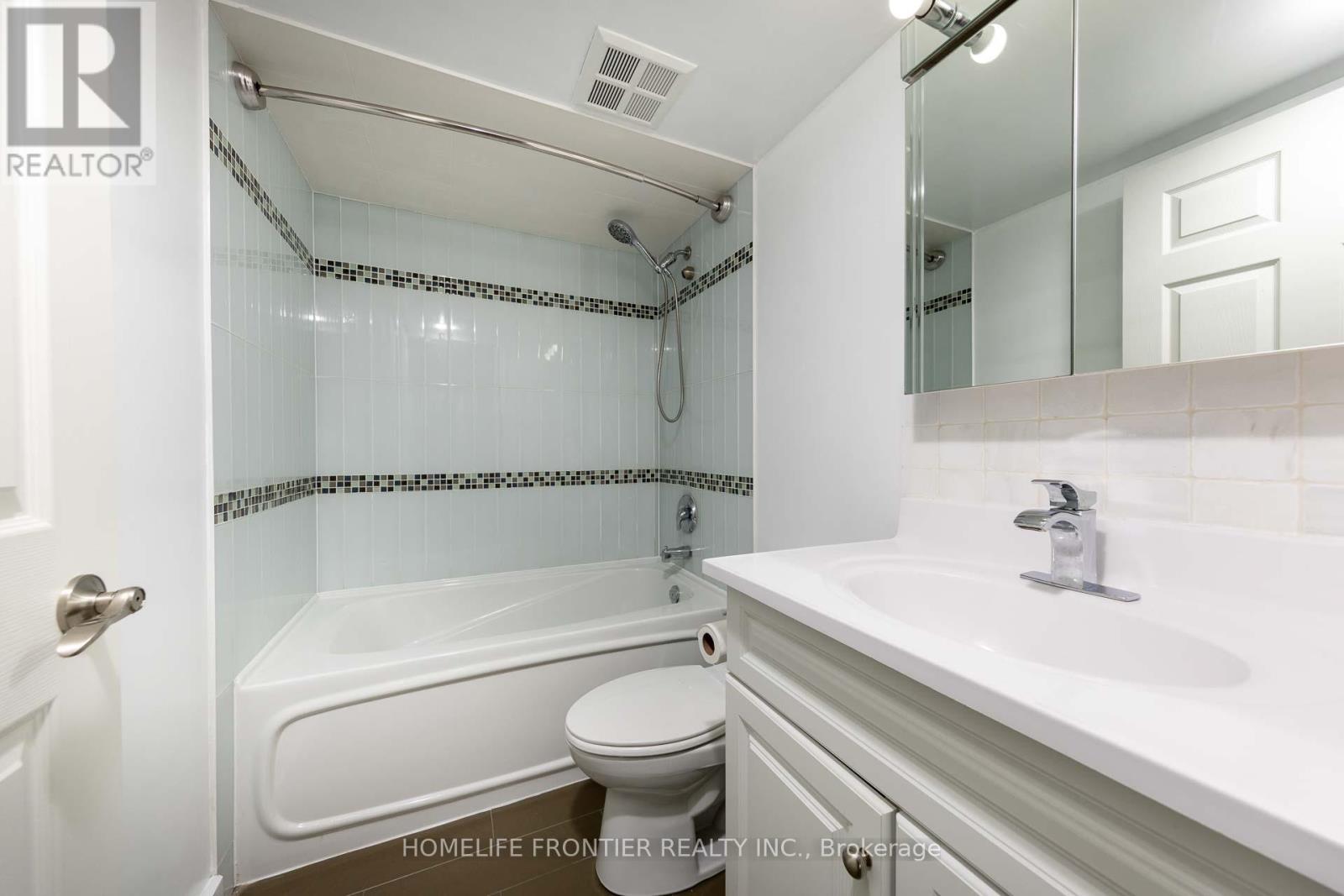 210 - 23 Oneida Crescent, Richmond Hill, Ontario  L4B 0A2 - Photo 11 - N12652806