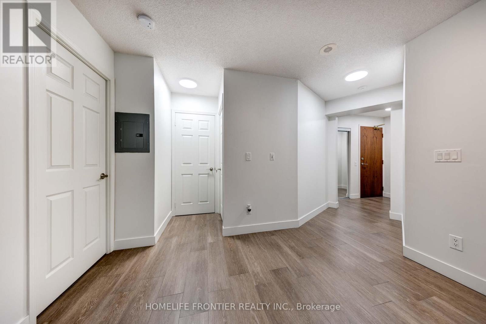 210 - 23 Oneida Crescent, Richmond Hill, Ontario  L4B 0A2 - Photo 12 - N12652806