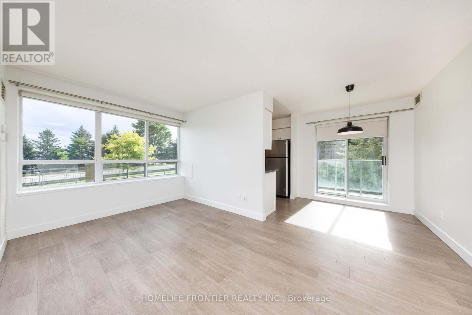 210 - 23 Oneida Crescent, Richmond Hill, Ontario  L4B 0A2 - Photo 2 - N12652806