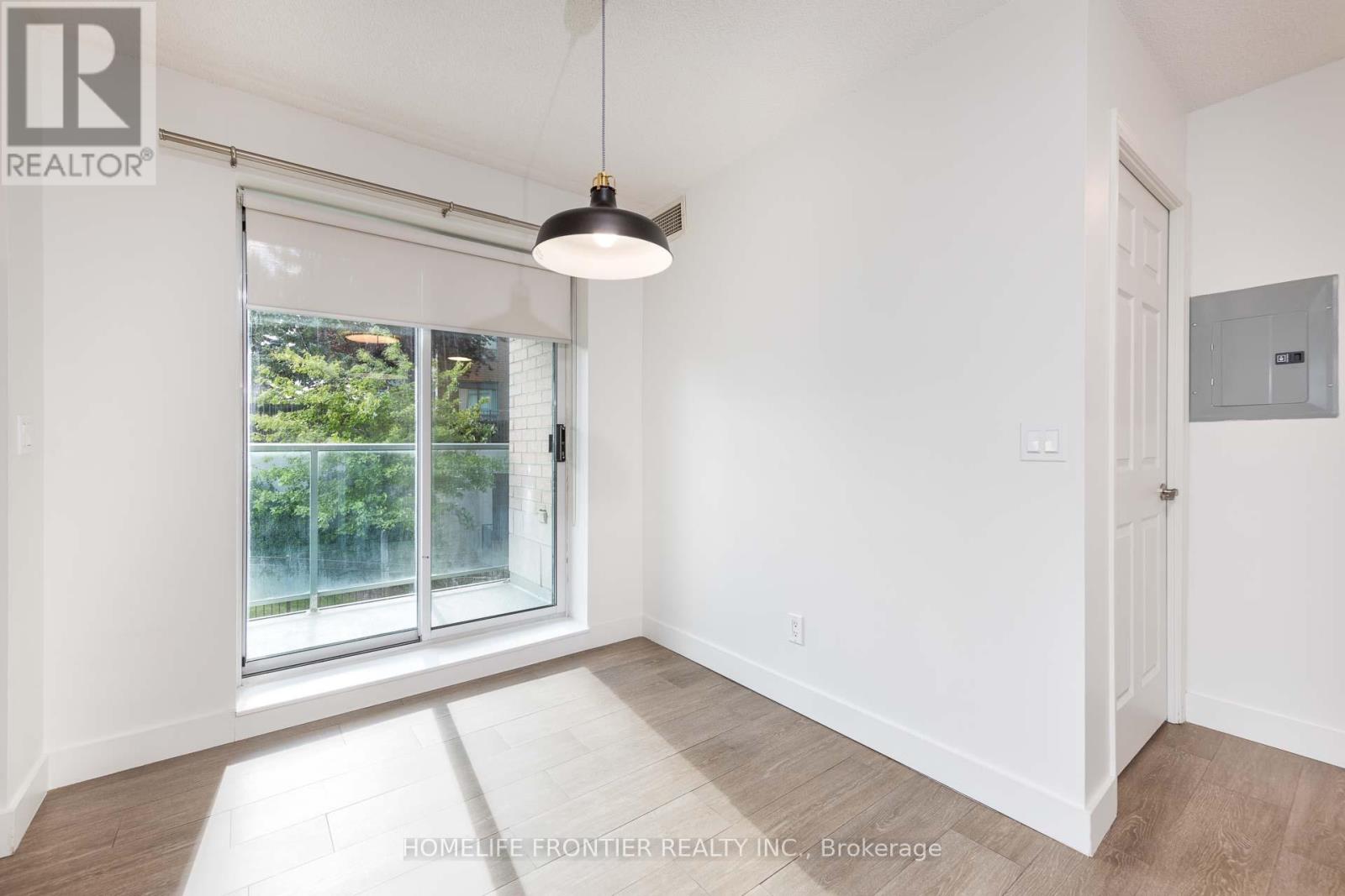 210 - 23 Oneida Crescent, Richmond Hill, Ontario  L4B 0A2 - Photo 3 - N12652806