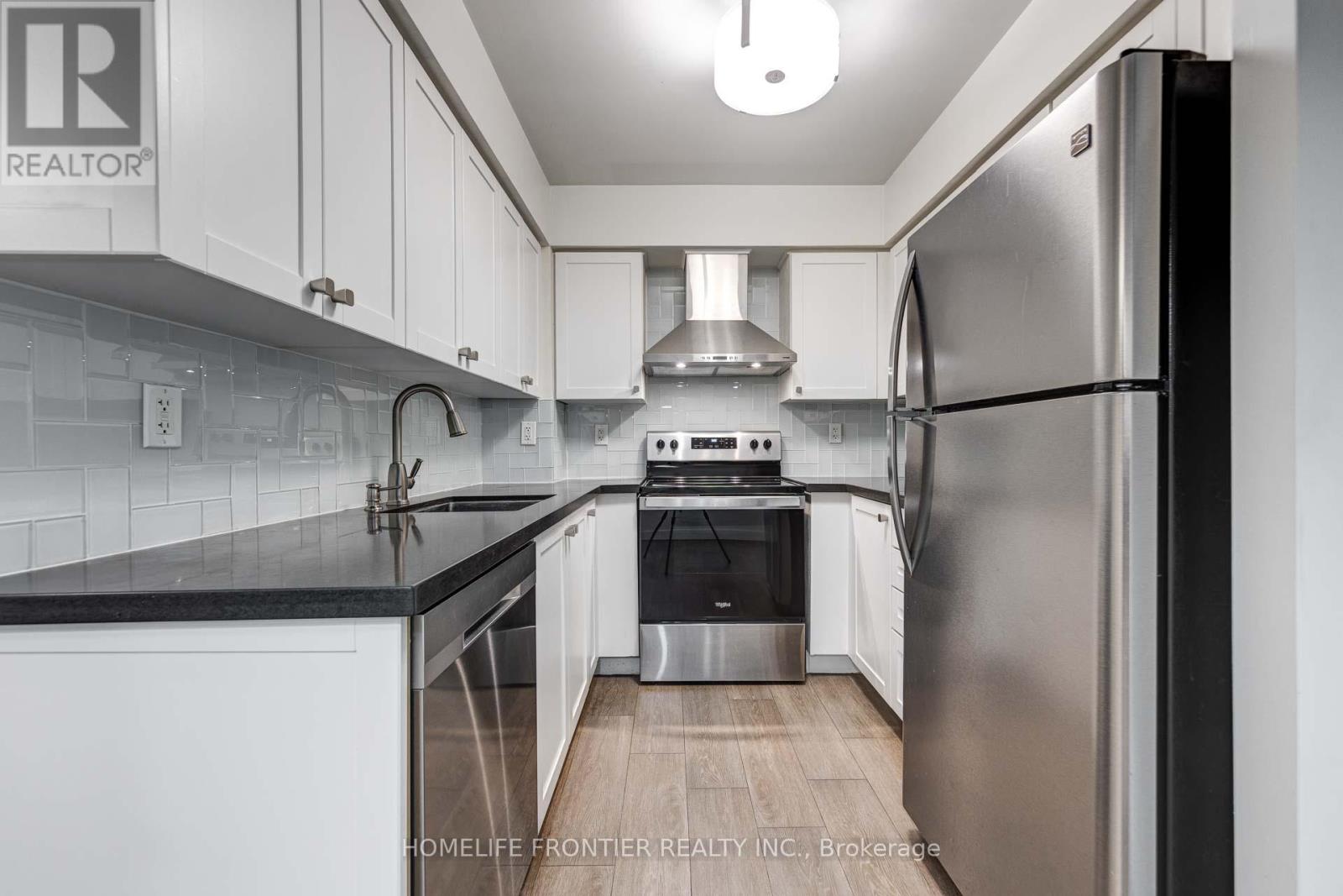 210 - 23 Oneida Crescent, Richmond Hill, Ontario  L4B 0A2 - Photo 4 - N12652806