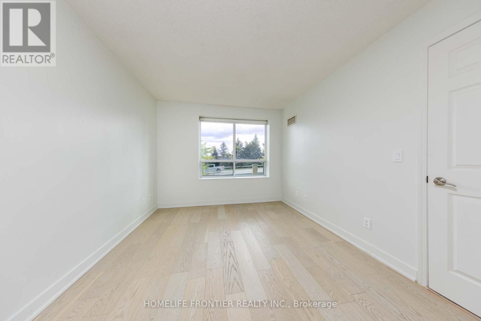 210 - 23 Oneida Crescent, Richmond Hill, Ontario  L4B 0A2 - Photo 7 - N12652806