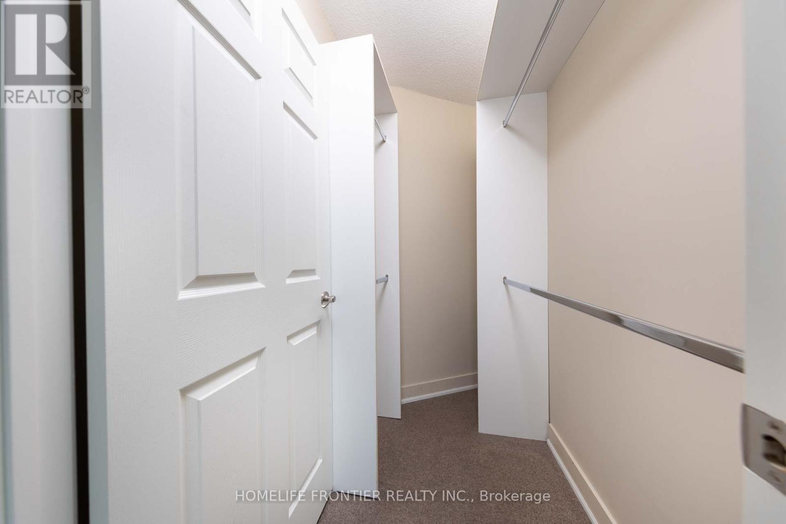 210 - 23 Oneida Crescent, Richmond Hill, Ontario  L4B 0A2 - Photo 8 - N12652806