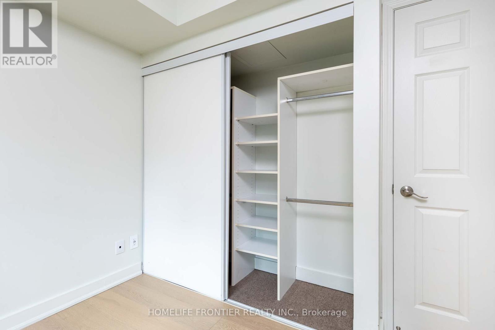 210 - 23 Oneida Crescent, Richmond Hill, Ontario  L4B 0A2 - Photo 9 - N12652806