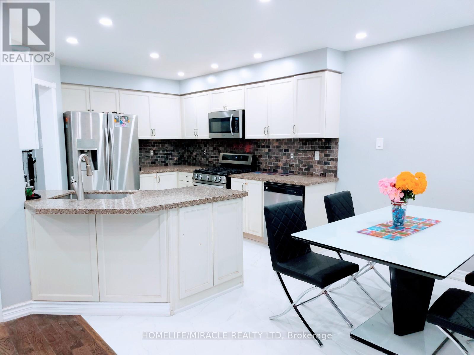 15 Bramfield Street, Brampton, Ontario  L7A 2V9 - Photo 7 - W12652772