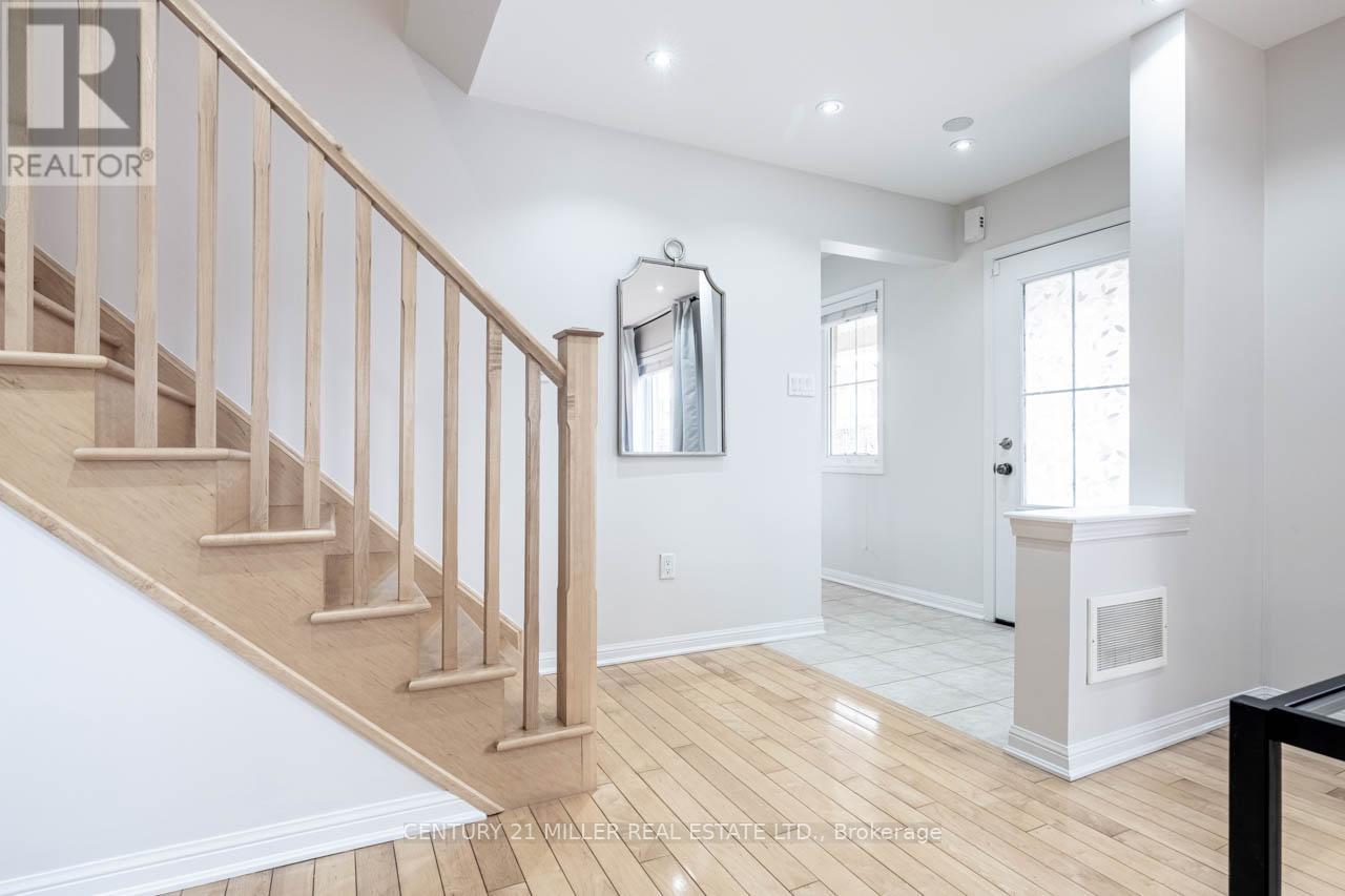 Upper - 259 Higginbotham Crescent, Milton, Ontario  L9T 8C5 - Photo 3 - W12652802