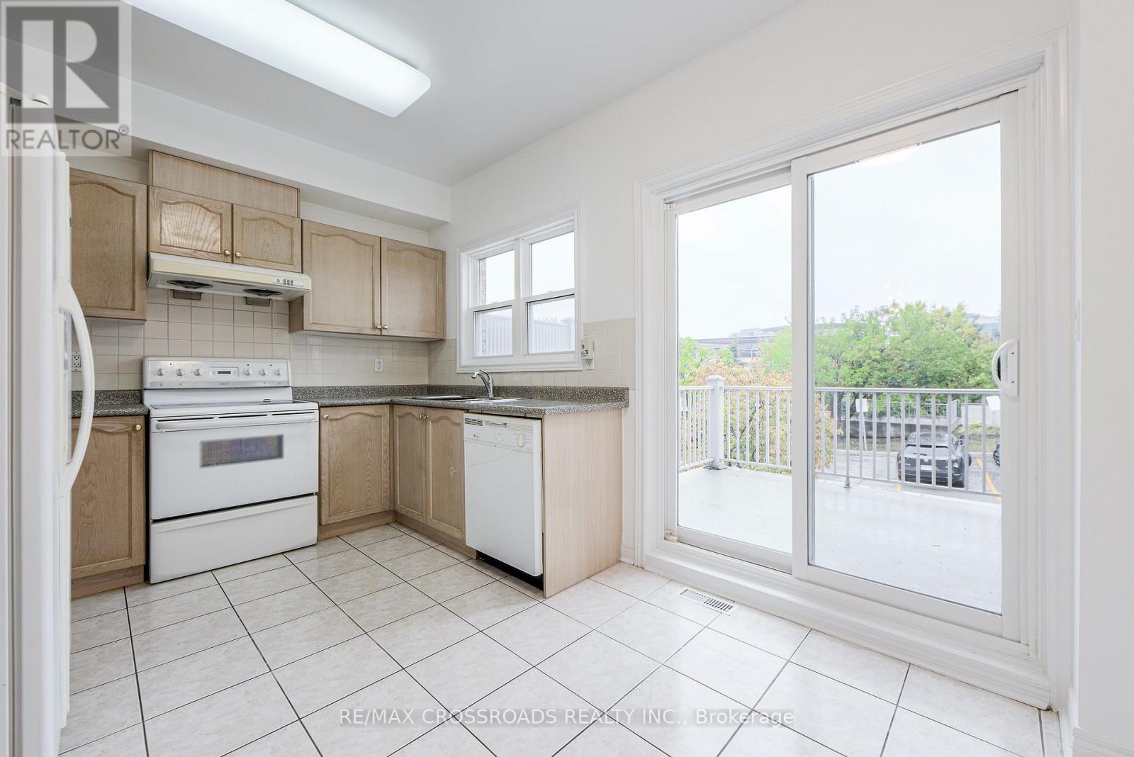 111 Pond Drive, Markham, Ontario  L3T 7V5 - Photo 11 - N12652824