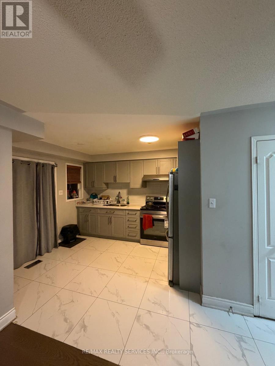 59 Larkspur Road E, Brampton, Ontario  L6R 1W8 - Photo 5 - W12652492