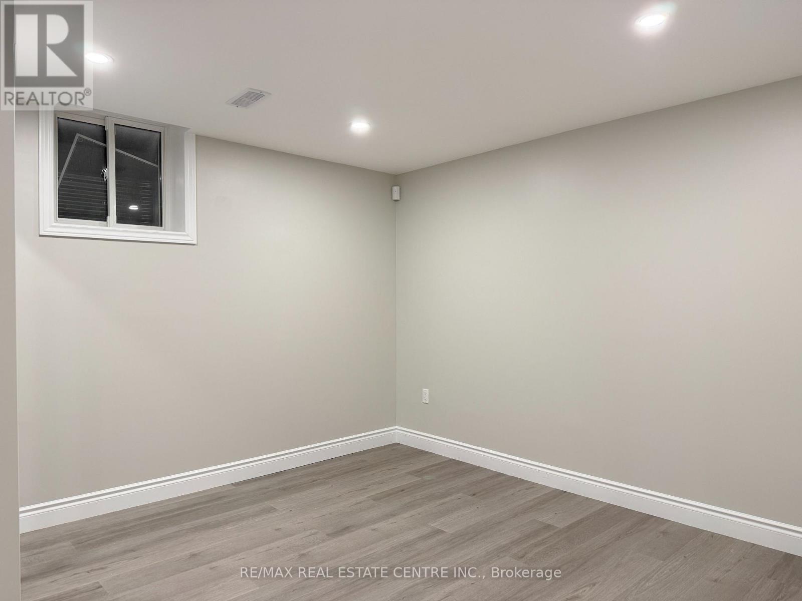 728 Robert Ferrie Drive, Kitchener, Ontario  N2R 0B2 - Photo 11 - X12652862