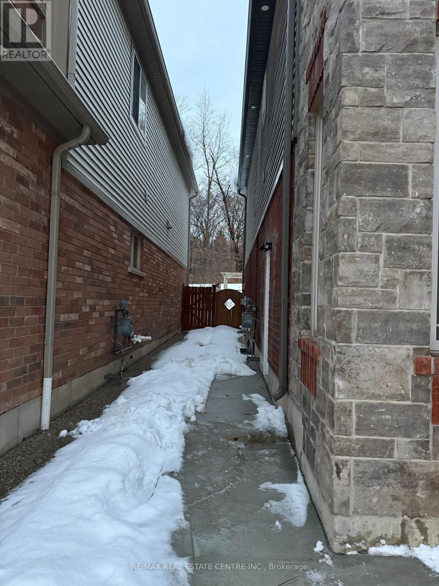 728 Robert Ferrie Drive, Kitchener, Ontario  N2R 0B2 - Photo 4 - X12652862