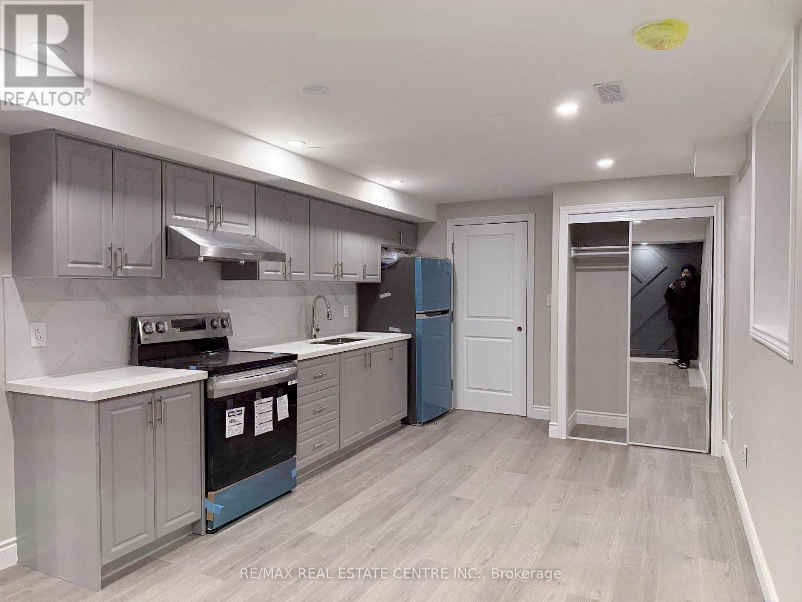 728 Robert Ferrie Drive, Kitchener, Ontario  N2R 0B2 - Photo 7 - X12652862