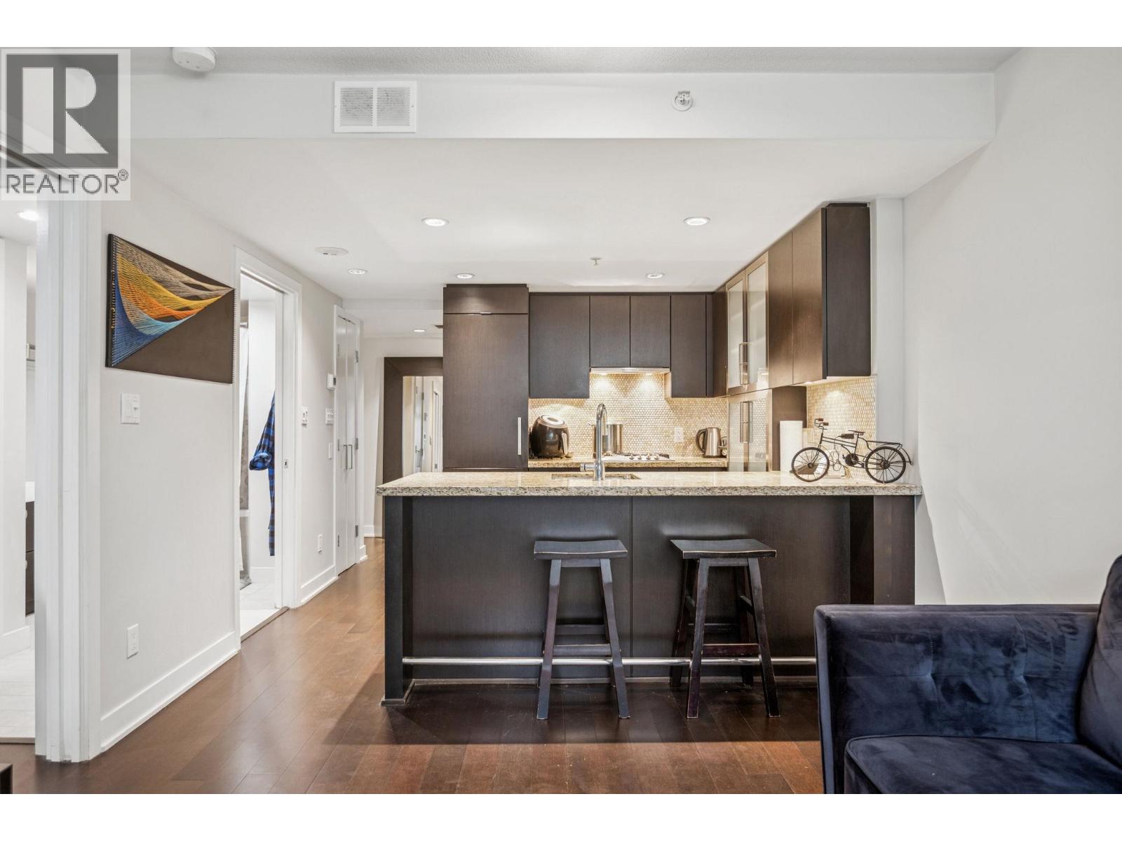 301 1055 Richards Street, Vancouver, British Columbia V6B 0C2 - Photo 2 - R3075118