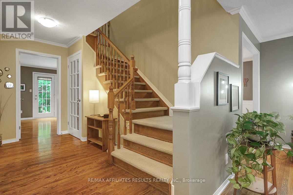 35 Crantham Crescent, Ottawa, Ontario  K2S 1R2 - Photo 4 - X12466924