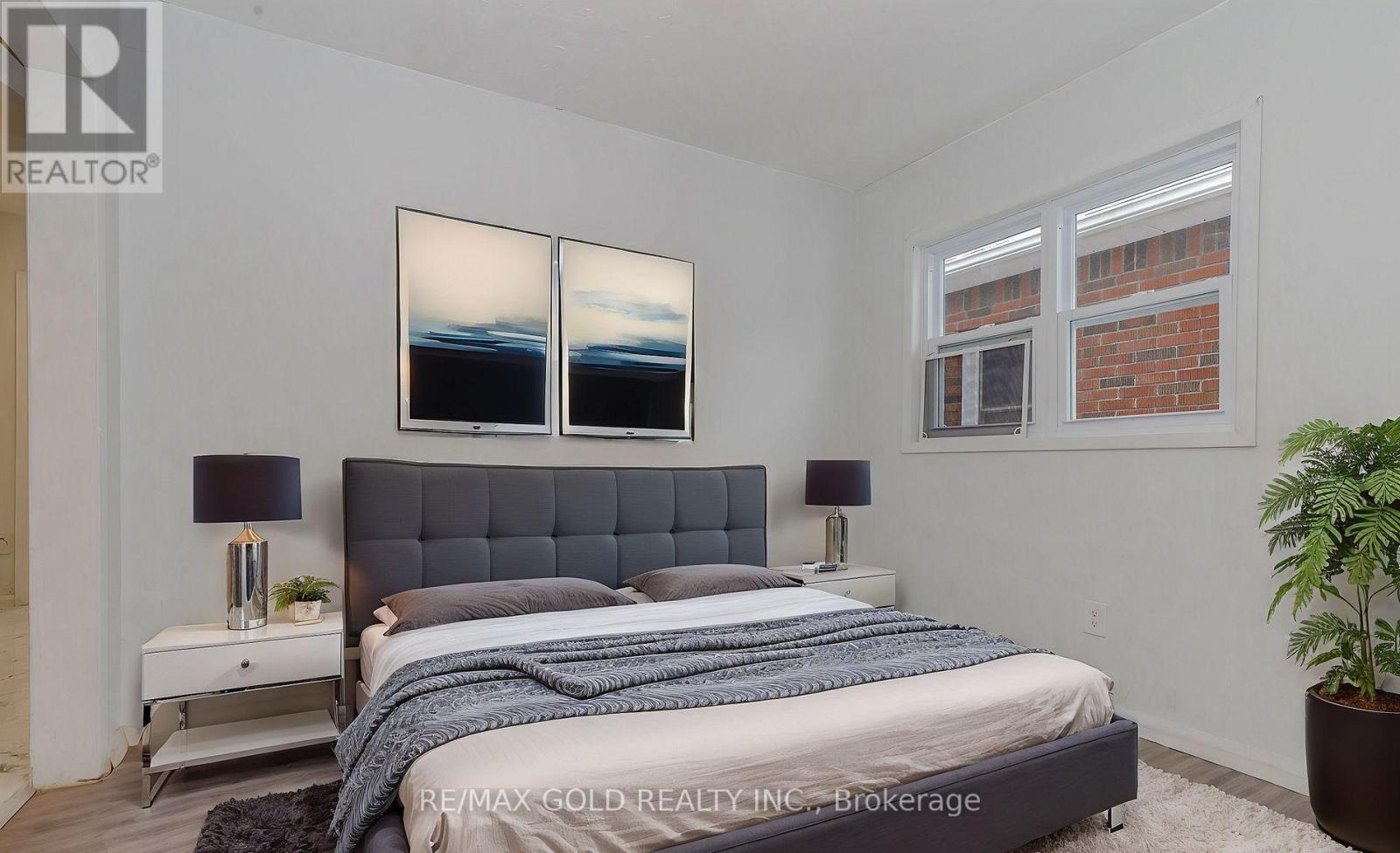 55 Hamilton Street, St. Catharines, Ontario  L2S 1K8 - Photo 10 - X12652914