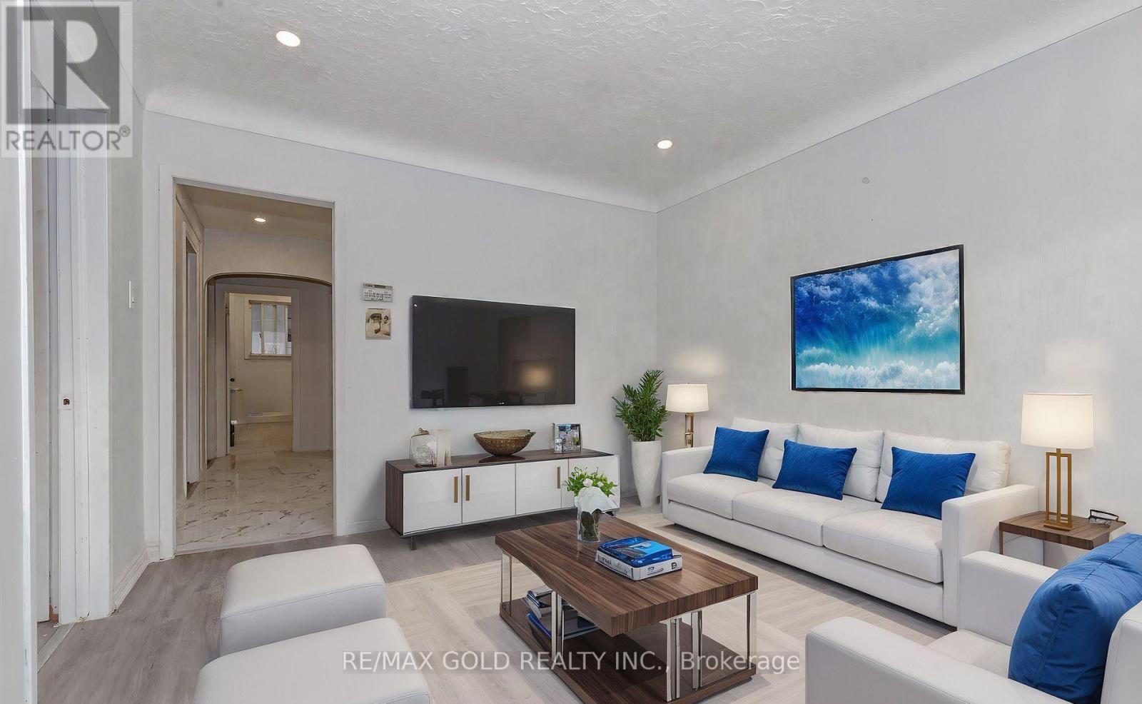 55 Hamilton Street, St. Catharines, Ontario  L2S 1K8 - Photo 2 - X12652914