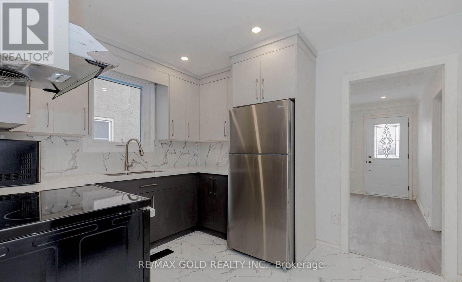 55 Hamilton Street, St. Catharines, Ontario  L2S 1K8 - Photo 4 - X12652914