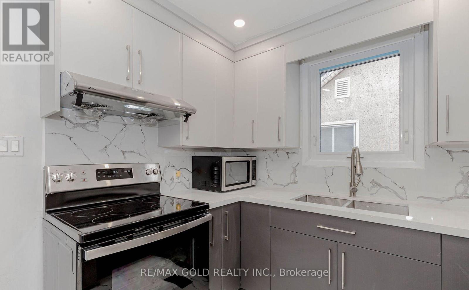 55 Hamilton Street, St. Catharines, Ontario  L2S 1K8 - Photo 5 - X12652914