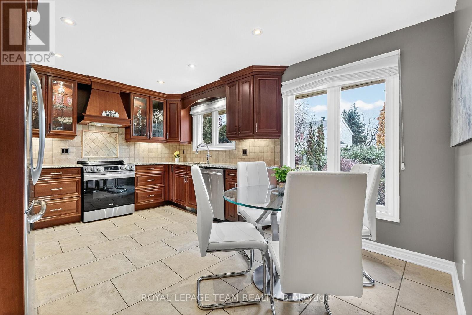 1768 Featherston Drive, Ottawa, Ontario  K1H 8J8 - Photo 11 - X12578866