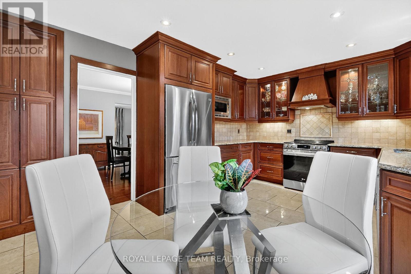 1768 Featherston Drive, Ottawa, Ontario  K1H 8J8 - Photo 9 - X12578866