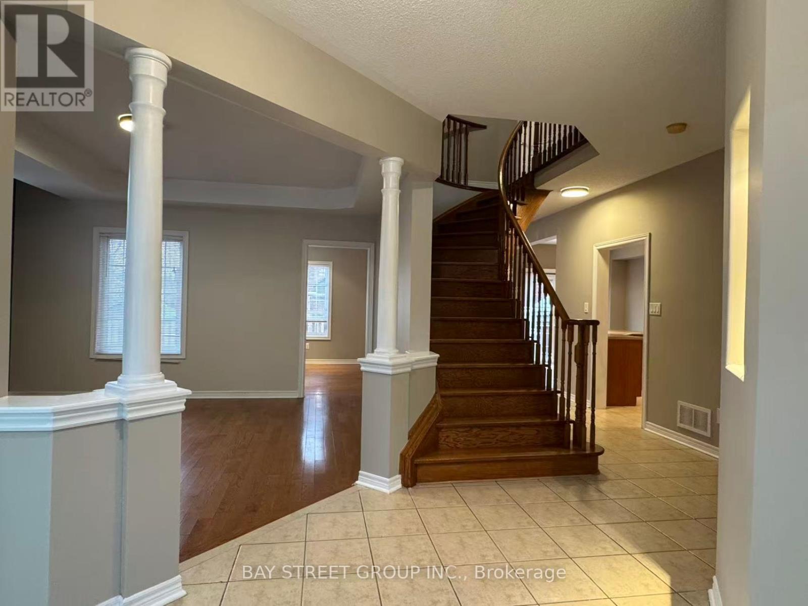 79 Ian Drive, Georgina, Ontario  L4P 4G3 - Photo 5 - N12653006