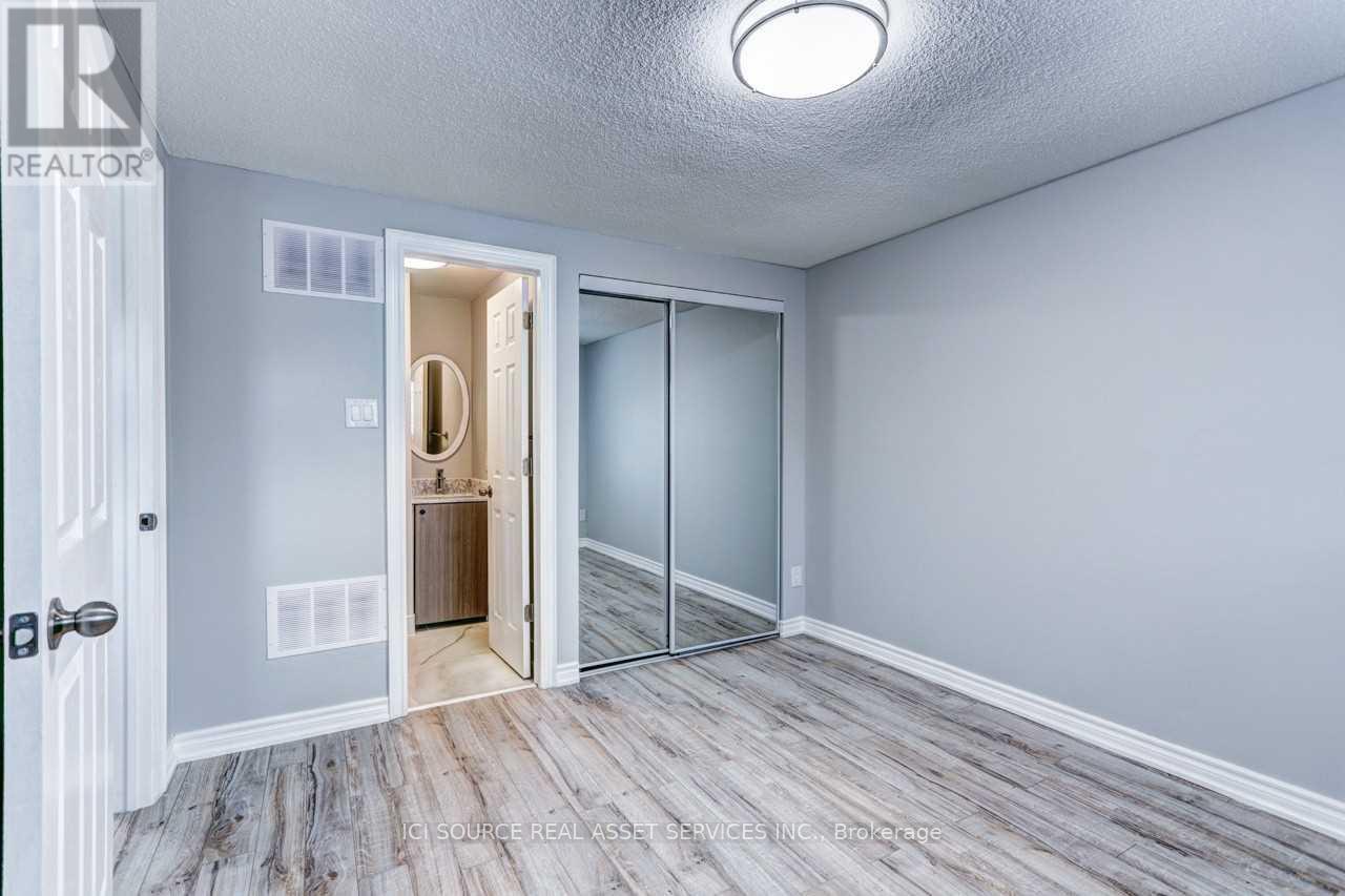 16 Normandy Place, Oakville, Ontario  L6K 1S1 - Photo 10 - W12550064