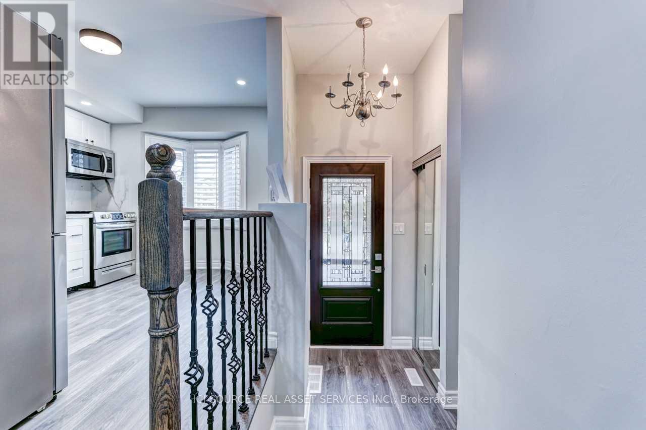 16 Normandy Place, Oakville, Ontario  L6K 1S1 - Photo 4 - W12550064