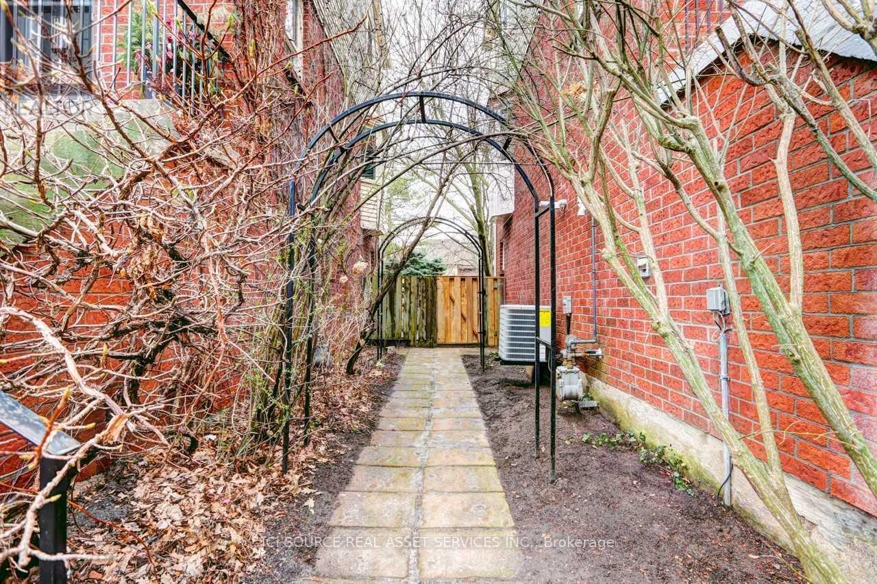 16 Normandy Place, Oakville, Ontario  L6K 1S1 - Photo 3 - W12550064