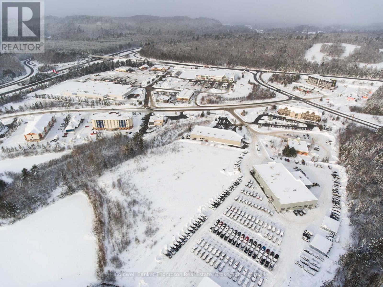 <div class="slider-price">$2,599,999</div><p>114 North Kinton Avenue, Huntsville, Ontario</p>