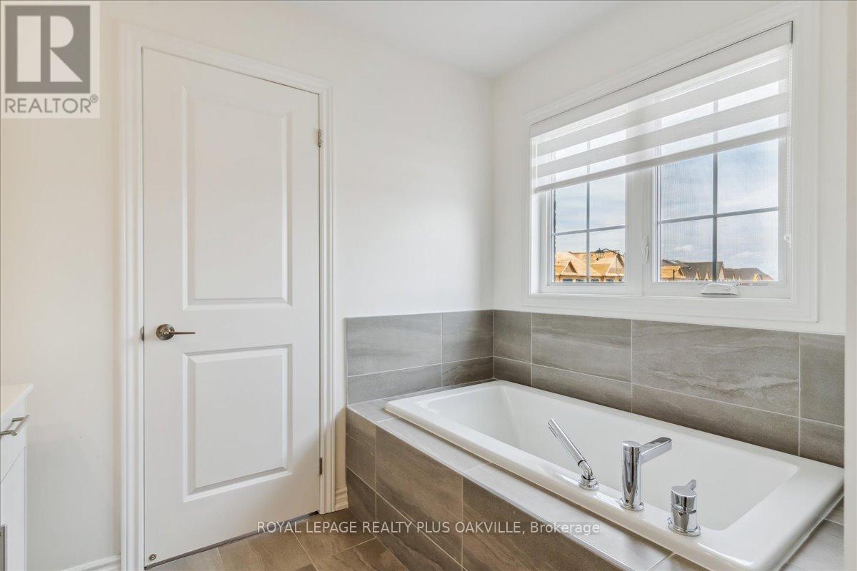 442 Bergamot Avenue, Milton, Ontario  L9E 1T8 - Photo 21 - W12653066