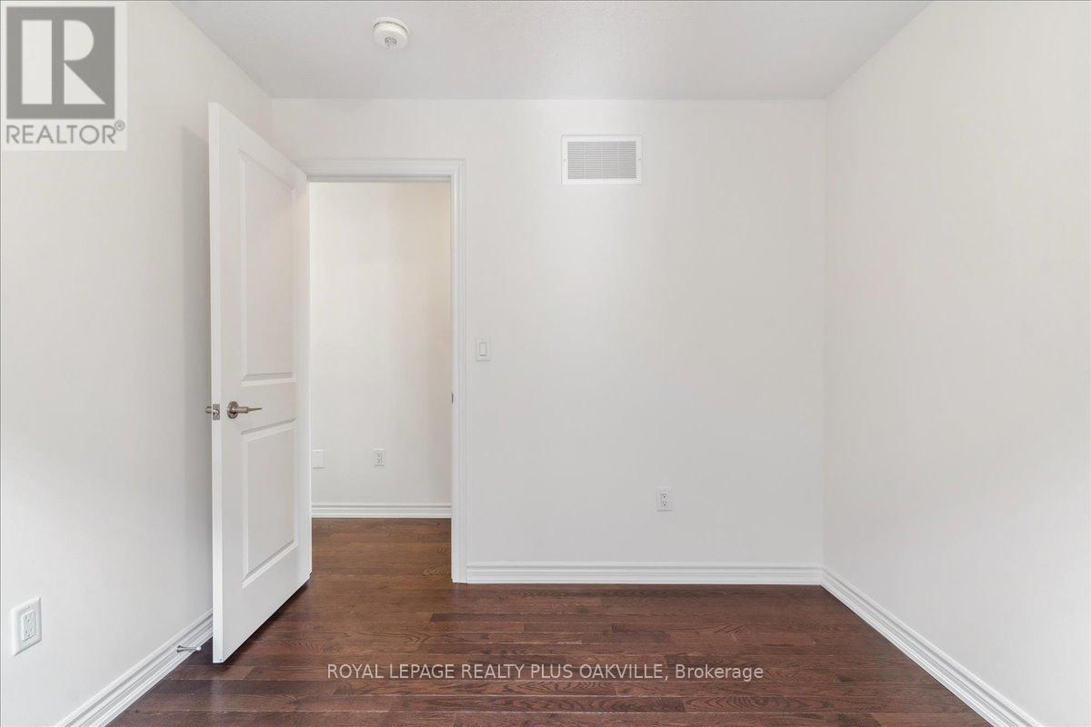 442 Bergamot Avenue, Milton, Ontario  L9E 1T8 - Photo 25 - W12653066