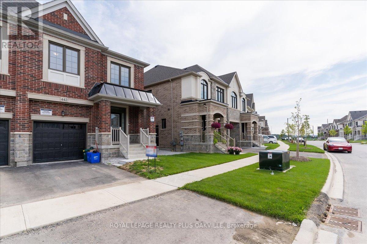 442 Bergamot Avenue, Milton, Ontario  L9E 1T8 - Photo 3 - W12653066