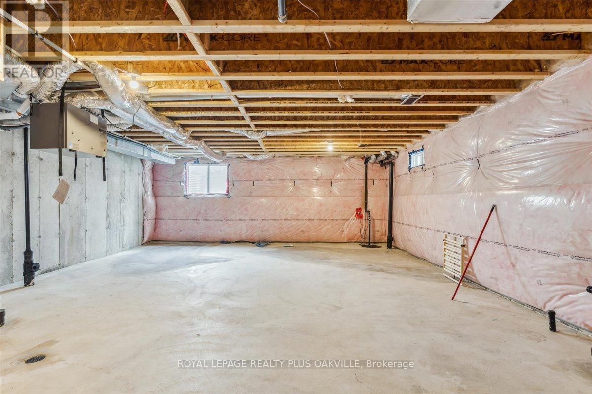 442 Bergamot Avenue, Milton, Ontario  L9E 1T8 - Photo 36 - W12653066