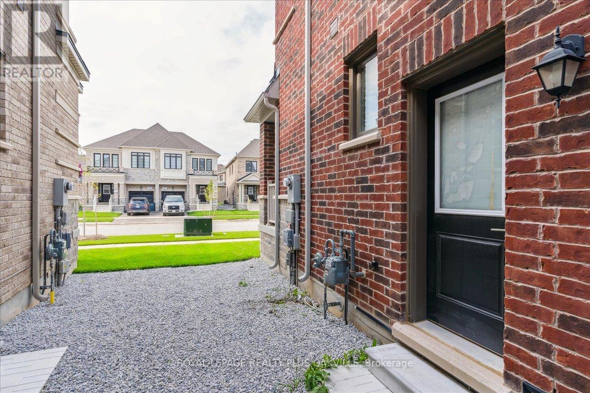 442 Bergamot Avenue, Milton, Ontario  L9E 1T8 - Photo 39 - W12653066