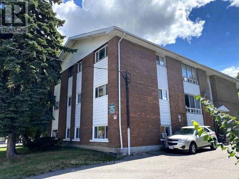 11 Fairbanks Street, Oshawa (Central), Ontario  L1H 2L7 - Photo 2 - E12653136