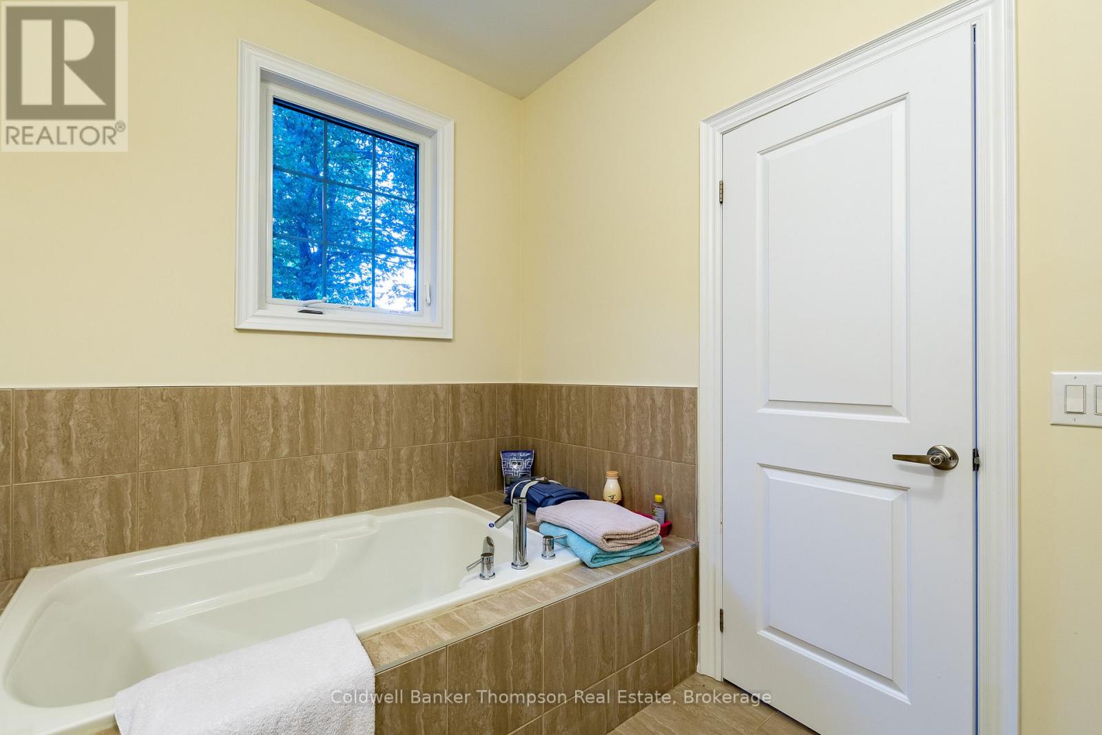 16 Deerfoot Trail, Huntsville, Ontario  P1H 0A6 - Photo 17 - X12428732