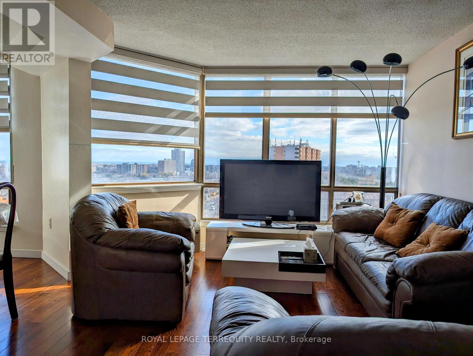 1002 - 25 Fairview Road W, Mississauga, Ontario  L5B 3Y8 - Photo 2 - W12653130