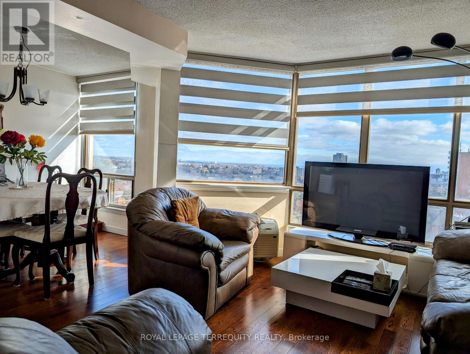 1002 - 25 Fairview Road W, Mississauga, Ontario  L5B 3Y8 - Photo 3 - W12653130