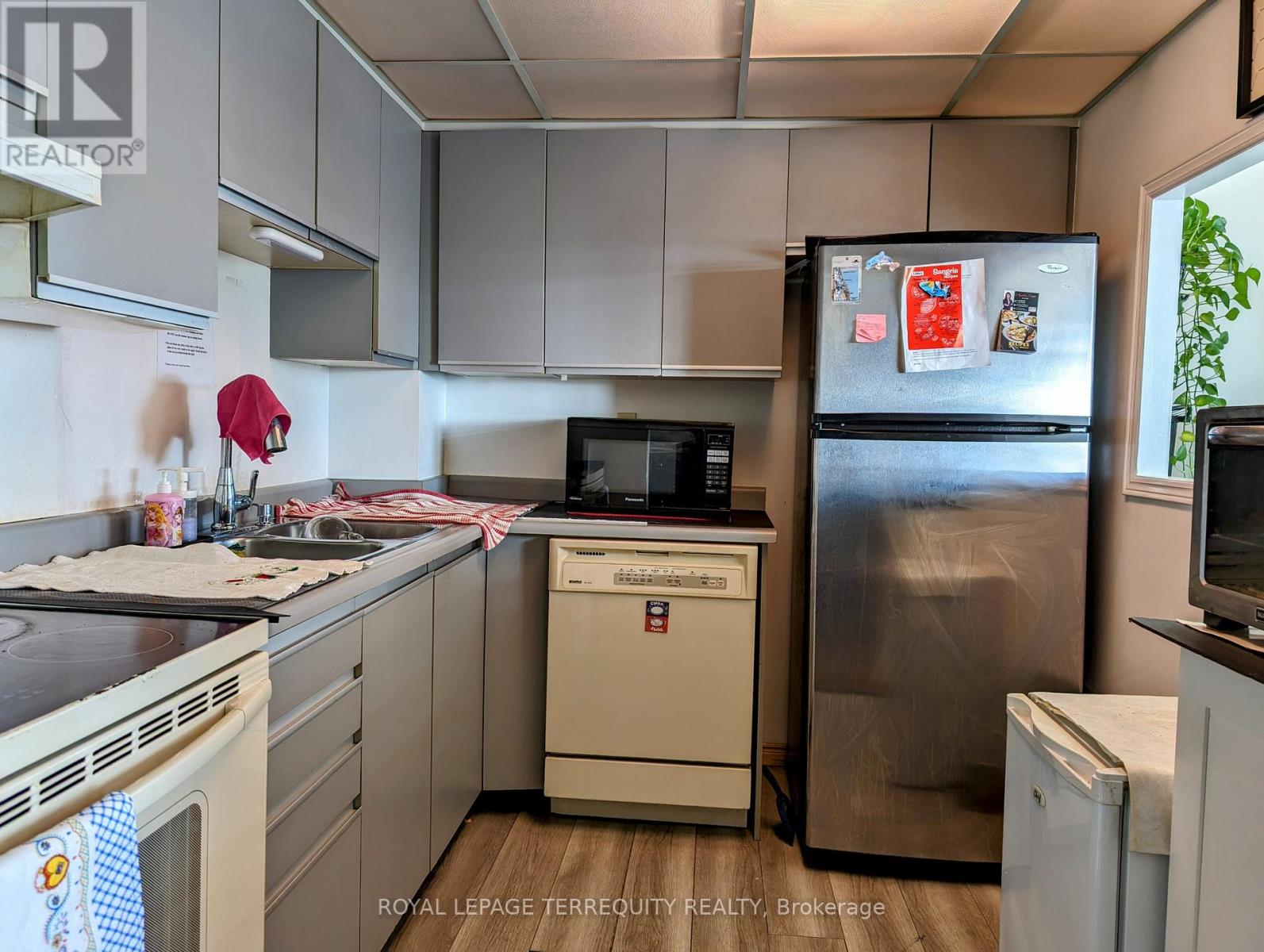 1002 - 25 Fairview Road W, Mississauga, Ontario  L5B 3Y8 - Photo 4 - W12653130