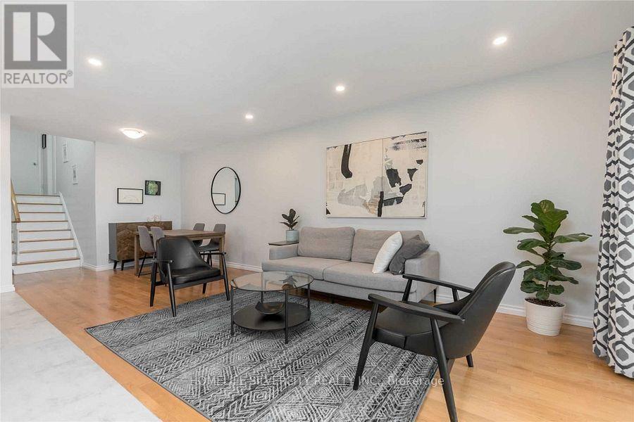 1632 Lewes Way, Mississauga, Ontario  L4W 3L2 - Photo 3 - W12653190