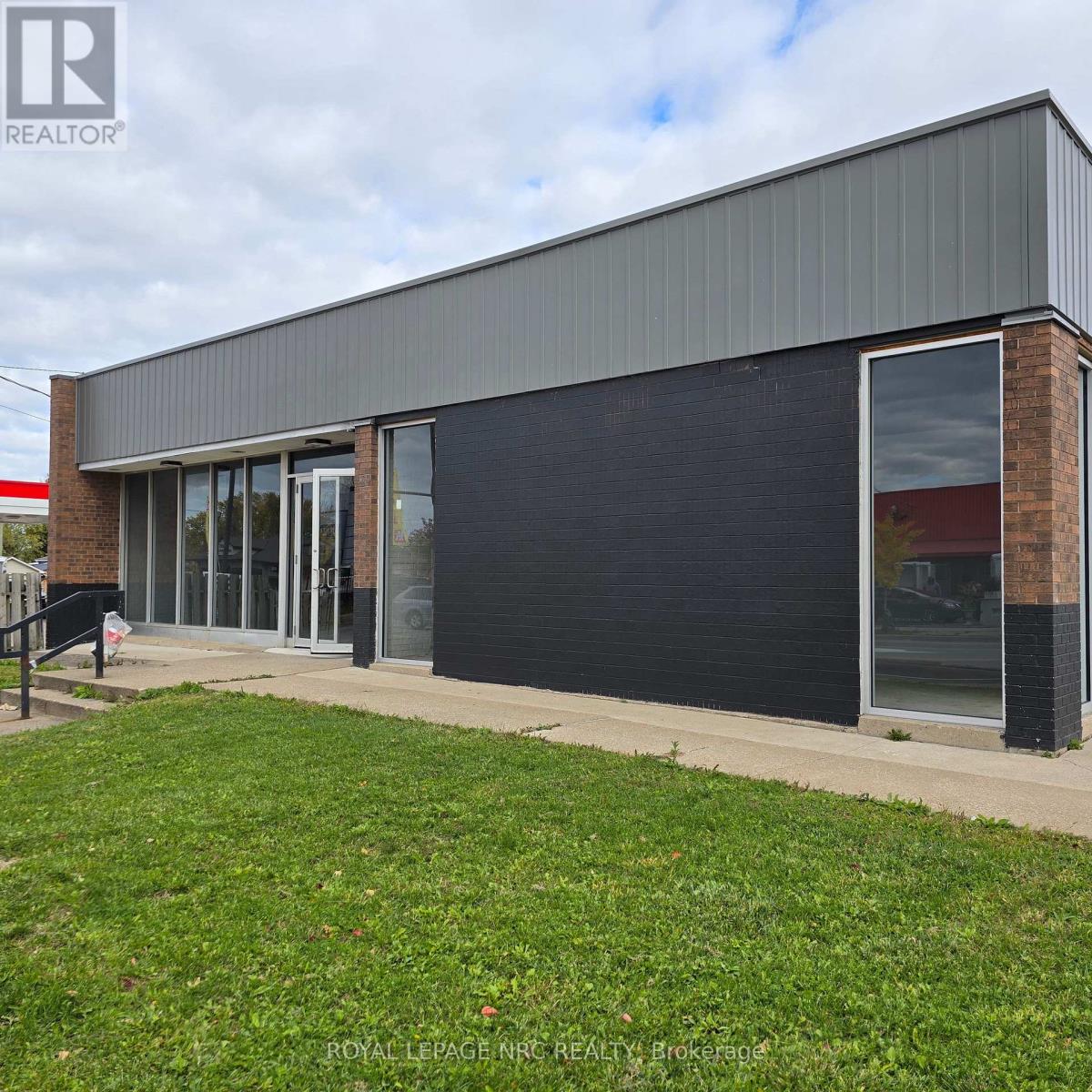 108 Hartzel Road, St. Catharines, Ontario  L2P 1N4 - Photo 2 - X12653238